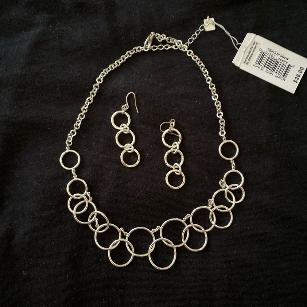 Silver tone circle necklace